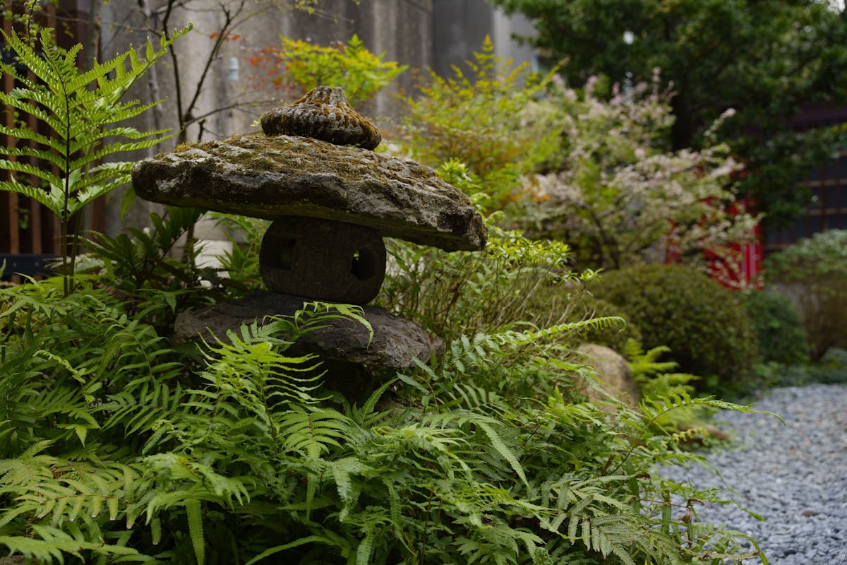 Jardin zen japonais avec lanterne en pierre à Beaulieu-sur-Mer